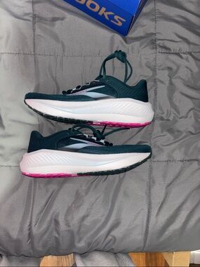 Brooks Women's Teal Running Sneakers with Pink Accents size 8